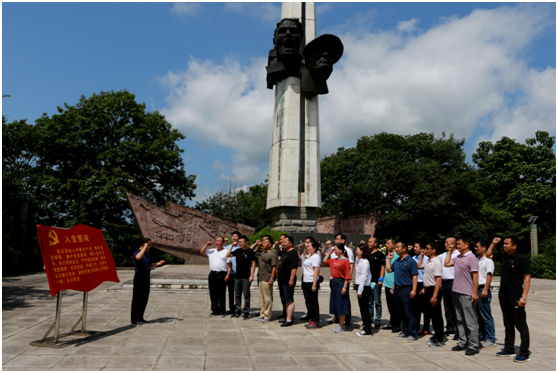 集团公司组织部分党员干部来到安庆独山革命烈士纪念碑前进行集体宣誓