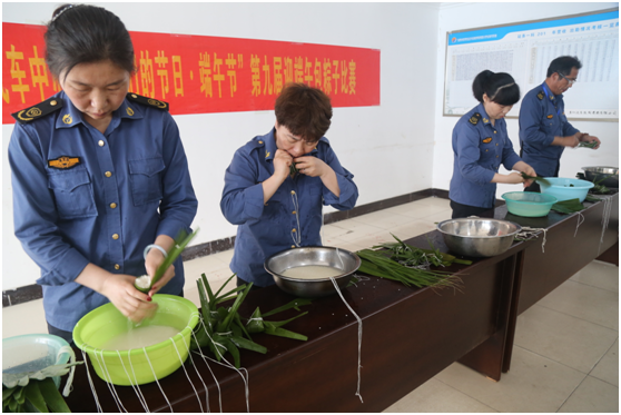 阜阳长途汽车中心站开展“我们的节日”包粽子比赛活动